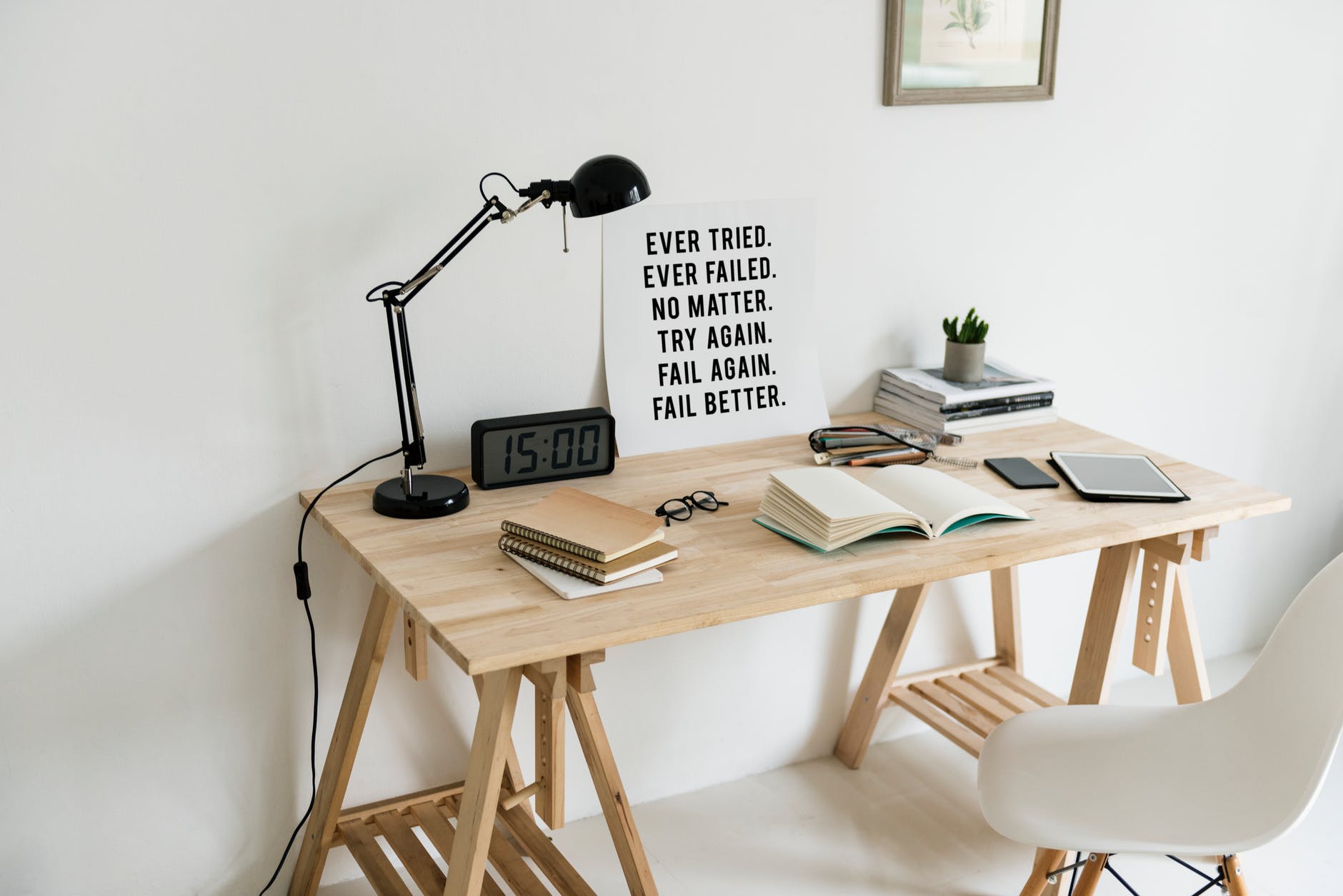 Lampki biurkowe – praktyczne i stylowe rozwiązanie