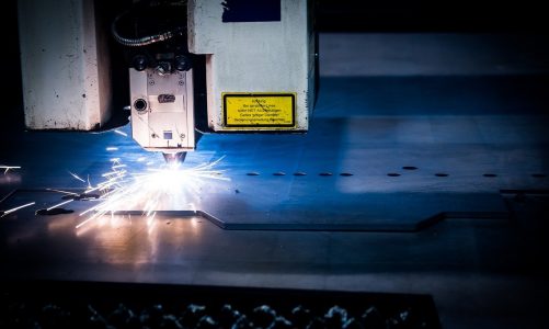 Cięcie laserem blach – dlaczego warto wybrać ten sposób obróbki metalu?