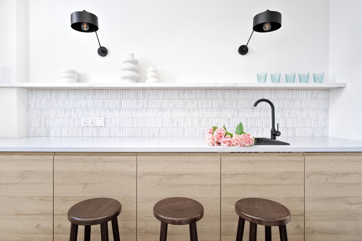 minimalistyczna-kuchnia-w-drewnie-z-mozaika-eclair-od-raw-decor-na-scianie.jpg